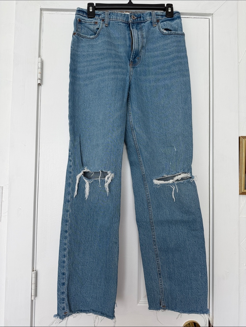 Abercrombie & Fitch The 90s Straight-Leg Ripped Jeans in Light Blue